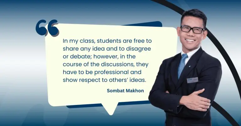 ชายในชุดสูทสวมแว่นตายิ้มอยู่ข้างๆ ช่องข้อความที่มีคำพูดเขียนว่า: "ในชั้นเรียนของผม นักเรียนสามารถแบ่งปันความคิดใดๆ ก็ได้...แต่ต้องมีความเป็นมืออาชีพและแสดงความเคารพ"