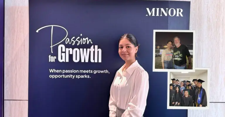 หญิงสาวคนหนึ่งยืนยิ้มอยู่หน้าป้าย "ความมุ่งมั่นเพื่อการเติบโต" ภาพแทรกแสดงให้เห็นเธอกับชายคนหนึ่งอยู่กลางแจ้ง และกลุ่มคนในชุดรับปริญญา ซึ่งสื่อถึงความสำเร็จ