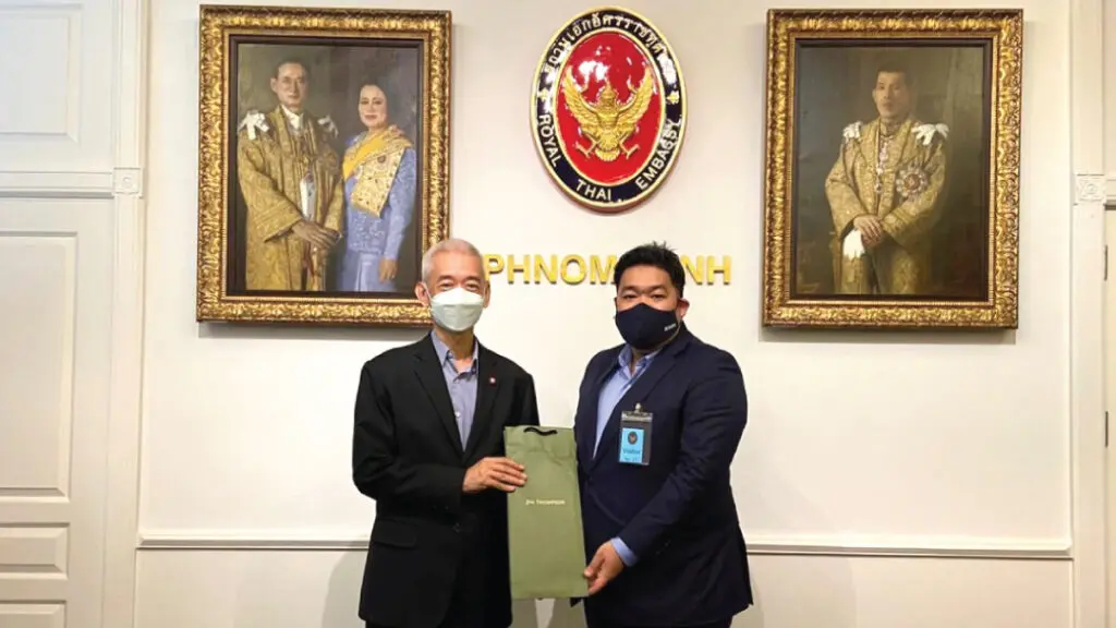 AIHM Admission Director presents a commemorative gift to the Ambassador of Thailand to Cambodia during an official meeting at the Royal Thai Embassy in Phnom Penh.