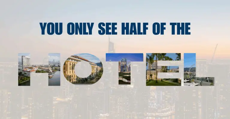 ข้อความอ่านว่า "คุณเห็นแค่ครึ่งเดียวของโรงแรม" โดยแต่ละตัวอักษรของคำว่า "HOTEL" ถูกเติมเต็มด้วยภาพทิวทัศน์เมือง พื้นหลัง: เส้นขอบฟ้าของเมืองยามพลบค่ำ