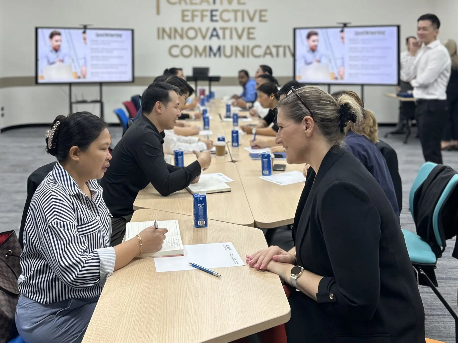 บุคลากรด้านการบริการที่เข้าร่วมการอบรมเชิงปฏิบัติการ Train the Trainer ของ AIHM Executive Education จะมีส่วนร่วมในกิจกรรมพัฒนาทักษะอย่างเป็นระบบ ซึ่งช่วยเสริมสร้างทักษะการสื่อสาร ความเป็นผู้นำ และประสิทธิภาพการบริการในโลกแห่งความเป็นจริง