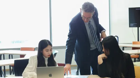 Strategic Execution course instructor coaching participants on business strategy and execution.
