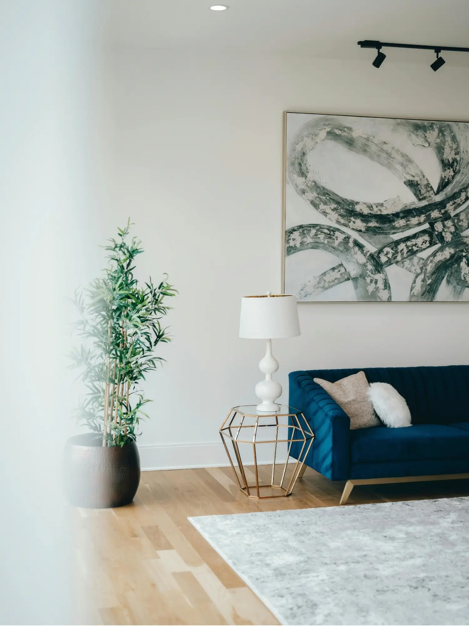 Modern furnished living room with blue velvet sofa, ideal for student accommodation near AIHM